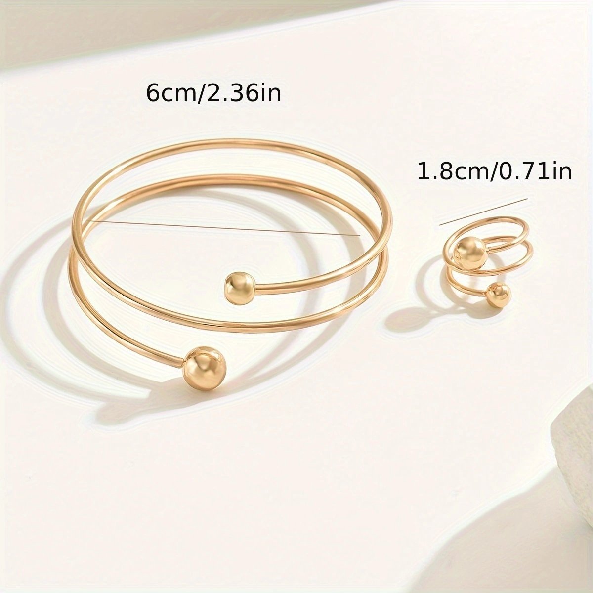 AuraGold – Set Minimalista de Brazalete y Anillo Bañados en Oro 14K para la Reina Discreta y Poderosa