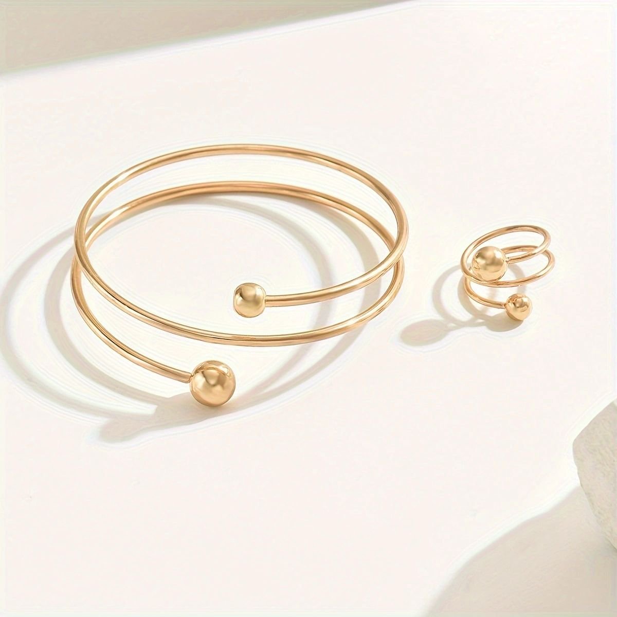 AuraGold – Set Minimalista de Brazalete y Anillo Bañados en Oro 14K para la Reina Discreta y Poderosa
