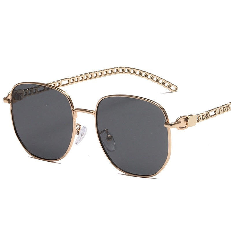 SolarVibe – Gafas de Sol con Marco Ovalado y Cadena Metálica para la Mujer que Vive en Modo Ícono