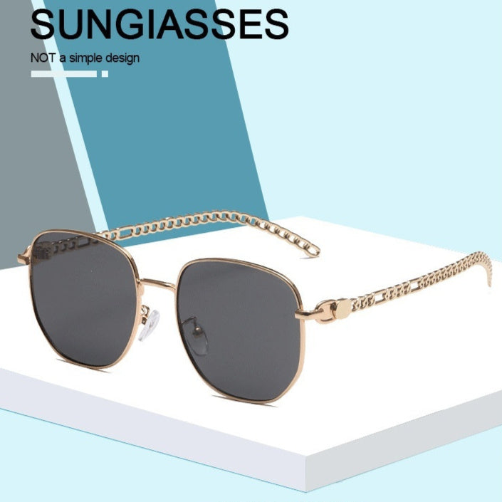 SolarVibe – Gafas de Sol con Marco Ovalado y Cadena Metálica para la Mujer que Vive en Modo Ícono