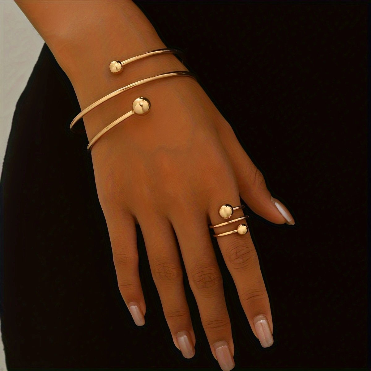 AuraGold – Set Minimalista de Brazalete y Anillo Bañados en Oro 14K para la Reina Discreta y Poderosa