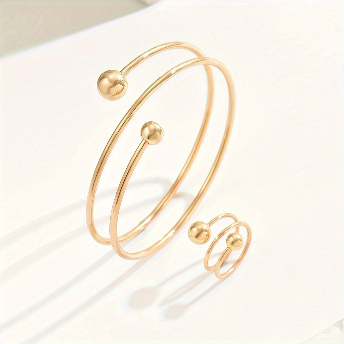 AuraGold – Set Minimalista de Brazalete y Anillo Bañados en Oro 14K para la Reina Discreta y Poderosa