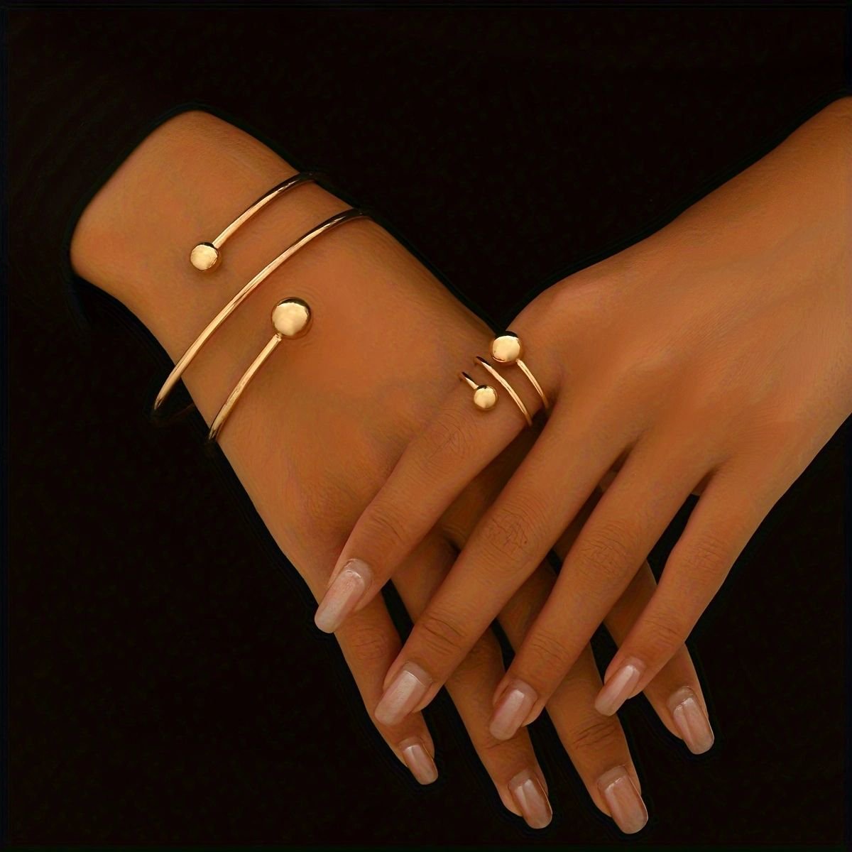 AuraGold – Set Minimalista de Brazalete y Anillo Bañados en Oro 14K para la Reina Discreta y Poderosa